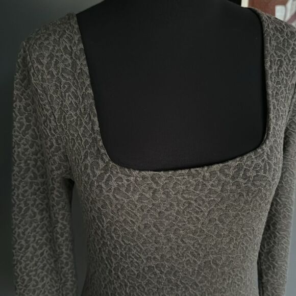 a new day gray textured stretch square front neckline long sleeve bodysuit. Med - Picture 3 of 10